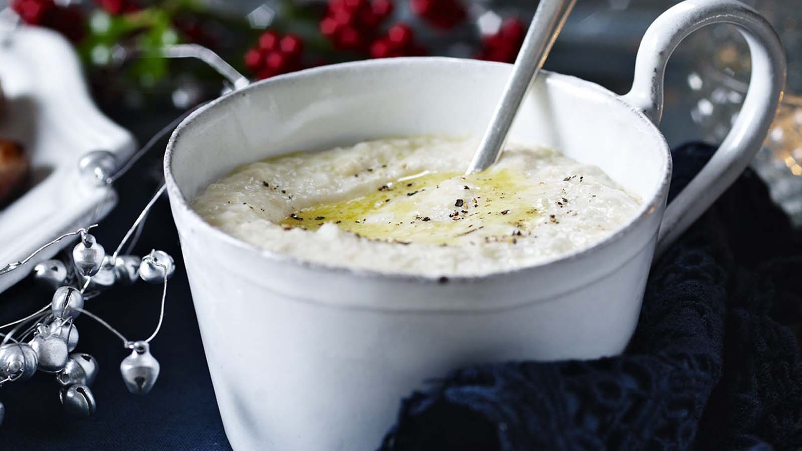 A classic silky smooth English bread sauce gravy mix for holiday turkey roast.