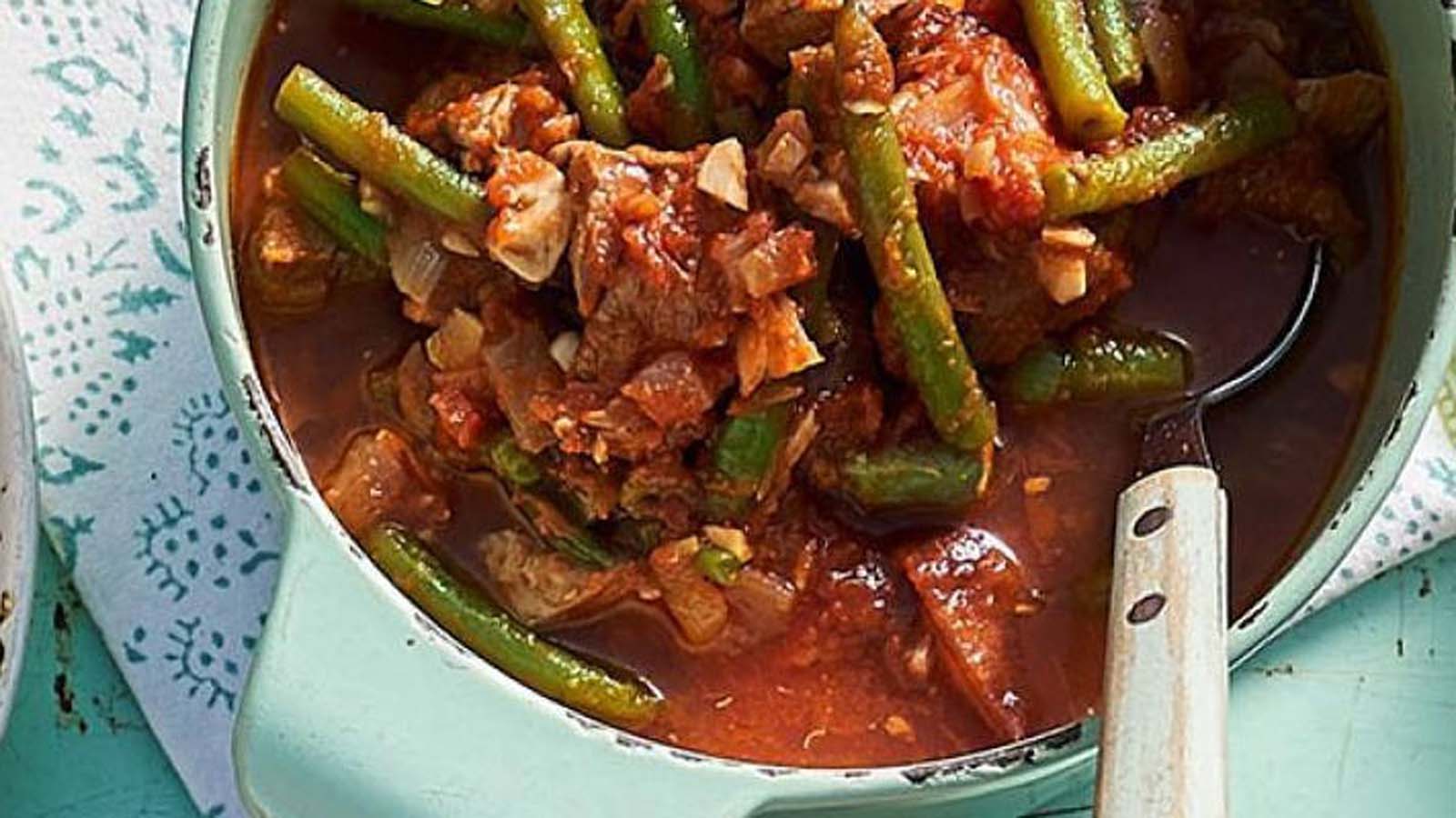 A comforting, slow-cooked green bean stew mixed with tender potatoes and savoury onions.