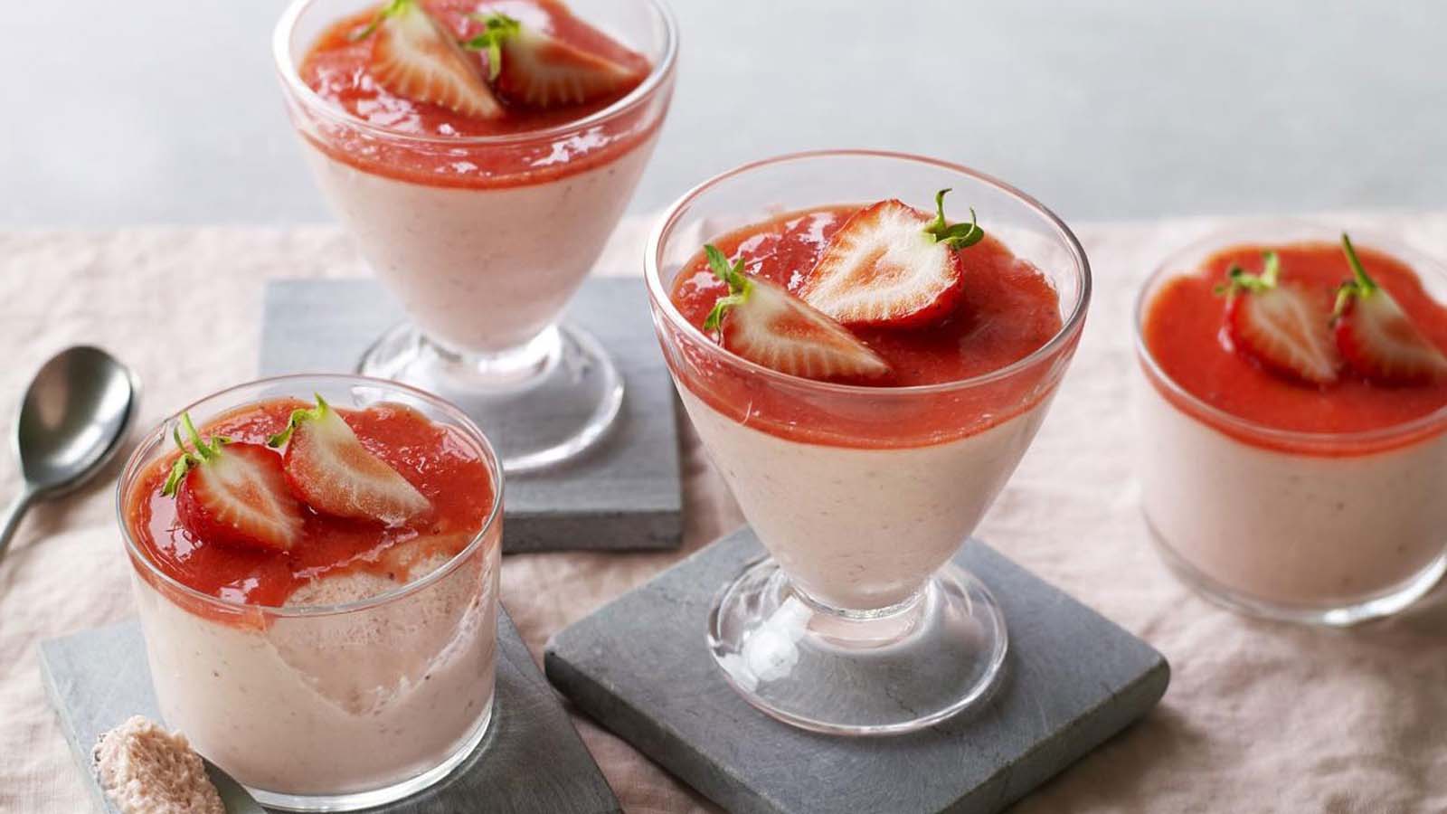 A light, fluffy pink strawberry mousse dessert garnished with fresh strawberry slices.