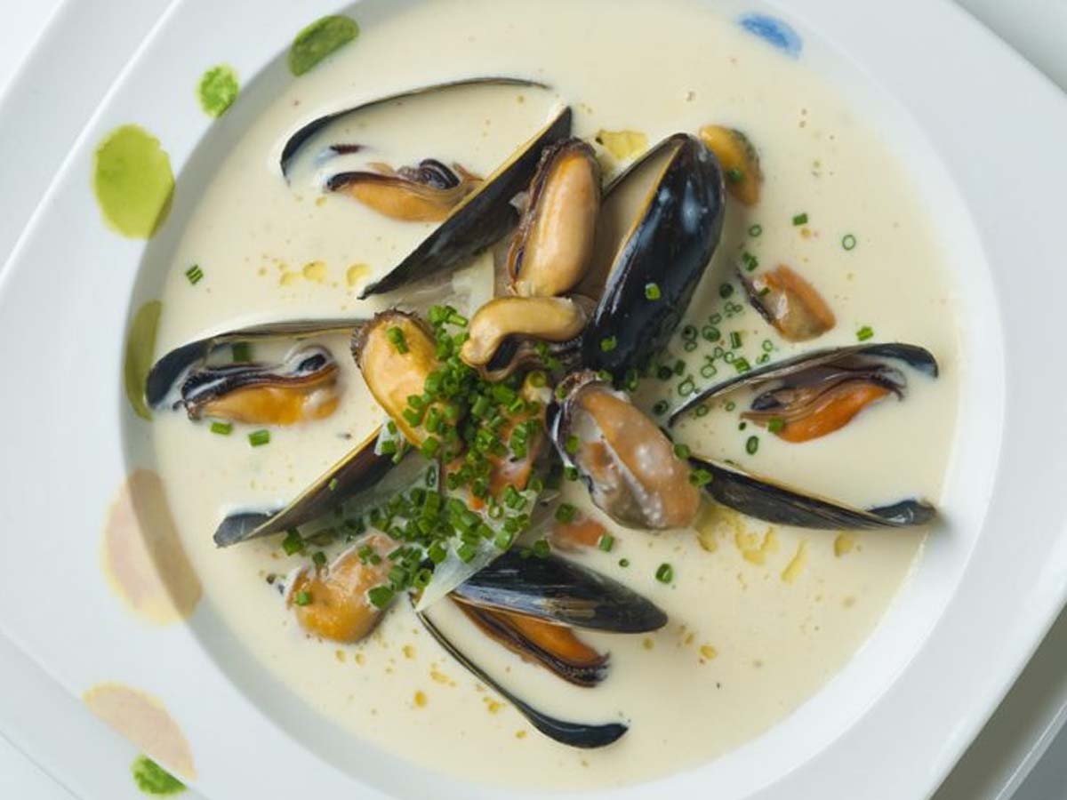 Fresh ocean mussels steamed in a fragrant white wine and garlic broth soup.