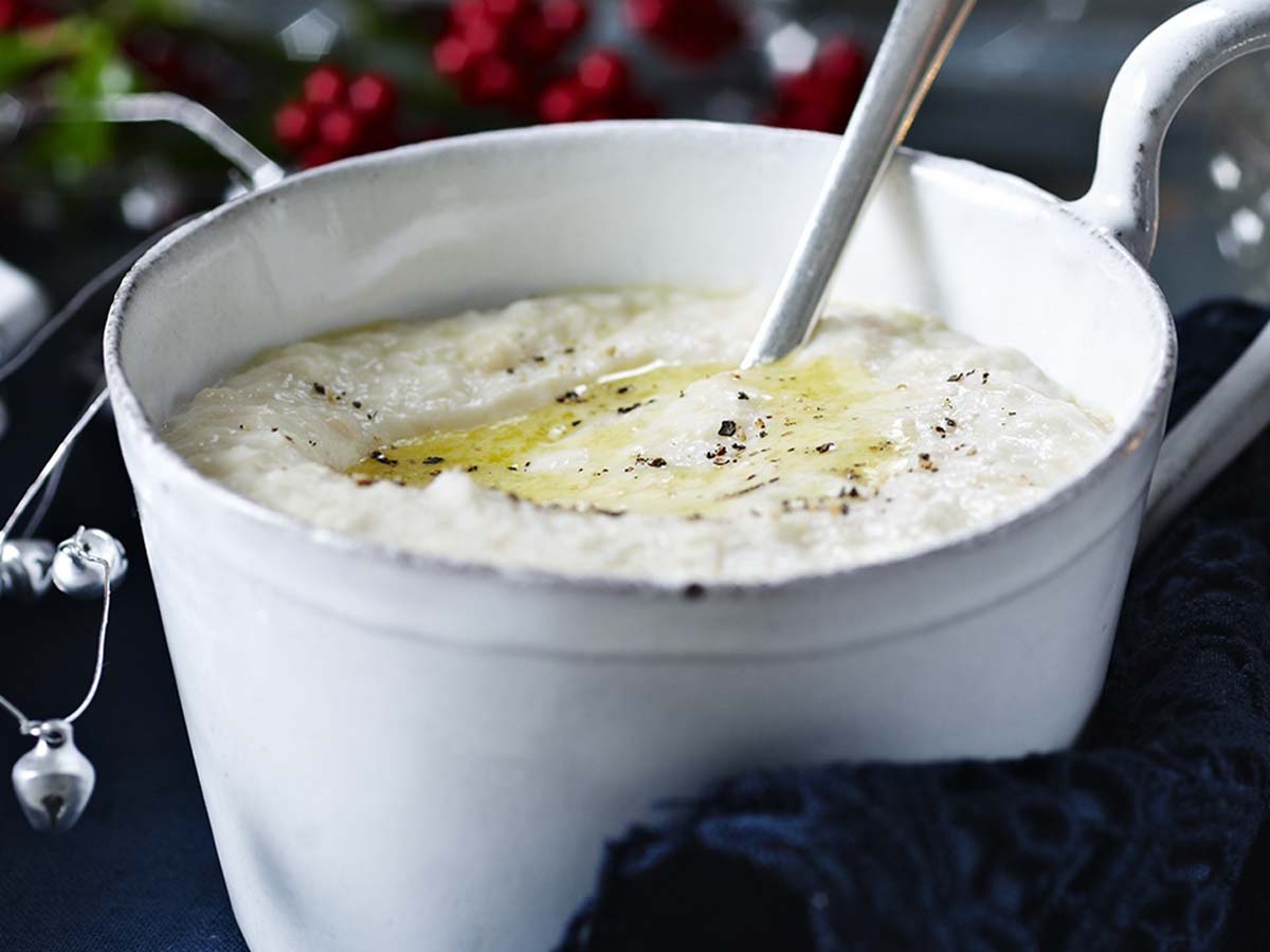 A classic silky smooth English bread sauce gravy mix for holiday turkey roast.