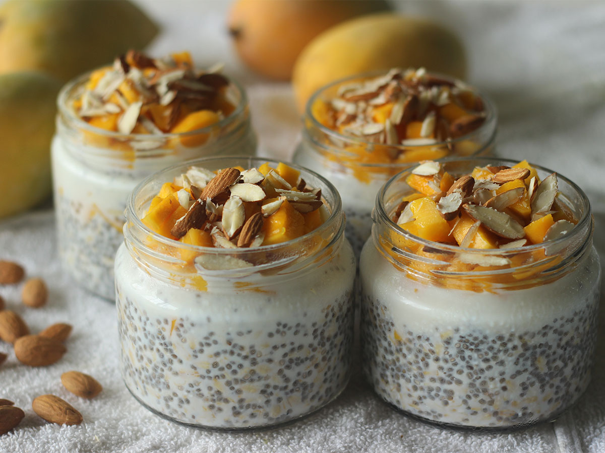 A warm breakfast bowl of creamy oatmeal oats drizzled with honey and raw fresh fruits.