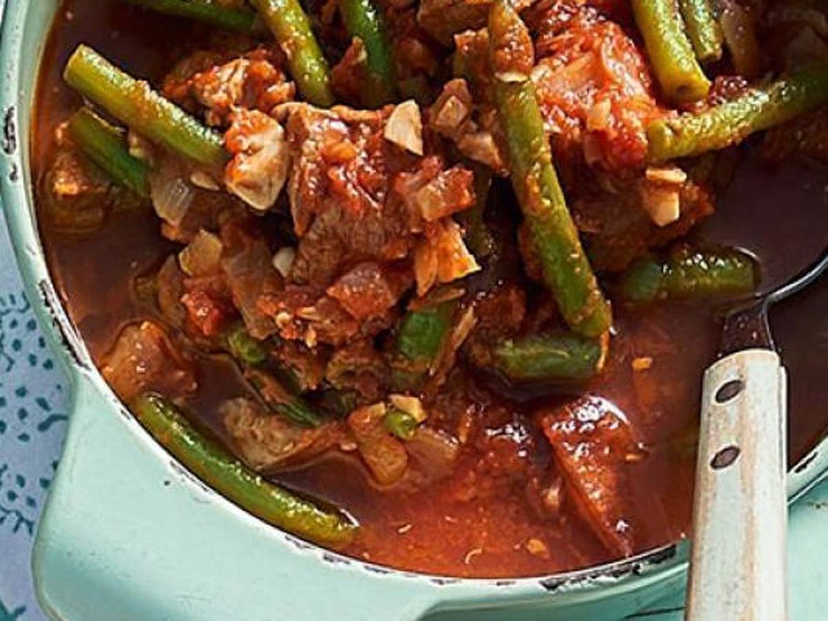 A comforting, slow-cooked green bean stew mixed with tender potatoes and savoury onions.