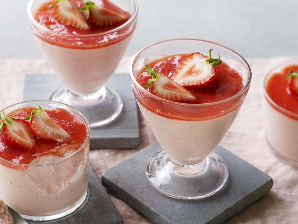 A light, fluffy pink strawberry mousse dessert garnished with fresh strawberry slices.